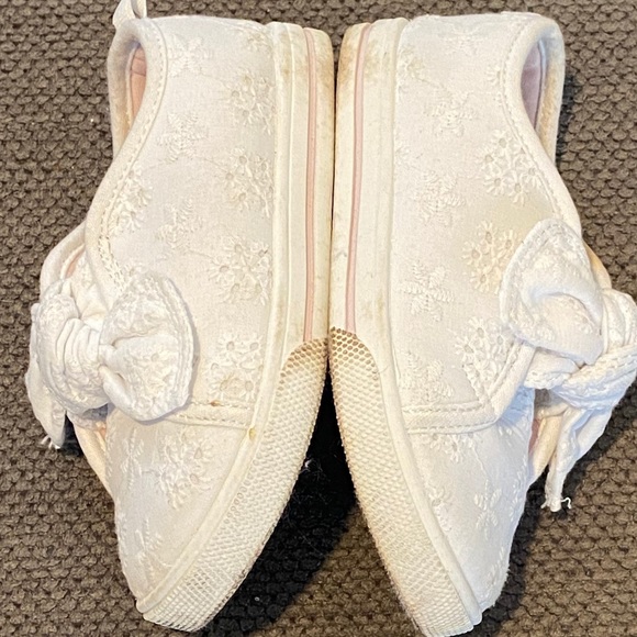 OshKosh white slip on sneakers, toddler size 9 - Picture 4 of 6